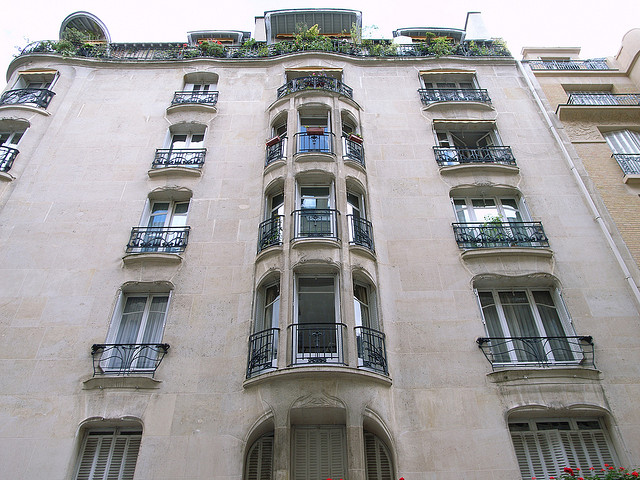 3 Tips for Staying Safe in Your Apartment Complex